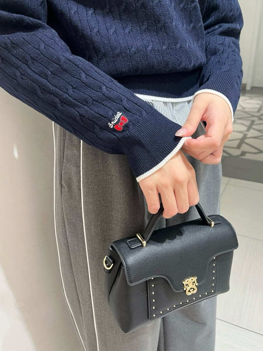 ブルー系のシャツ/ブラウス、ブルー系のニット/セーター、グレー系のその他パンツを着用したレディースの秋コーディネートの5枚目の写真