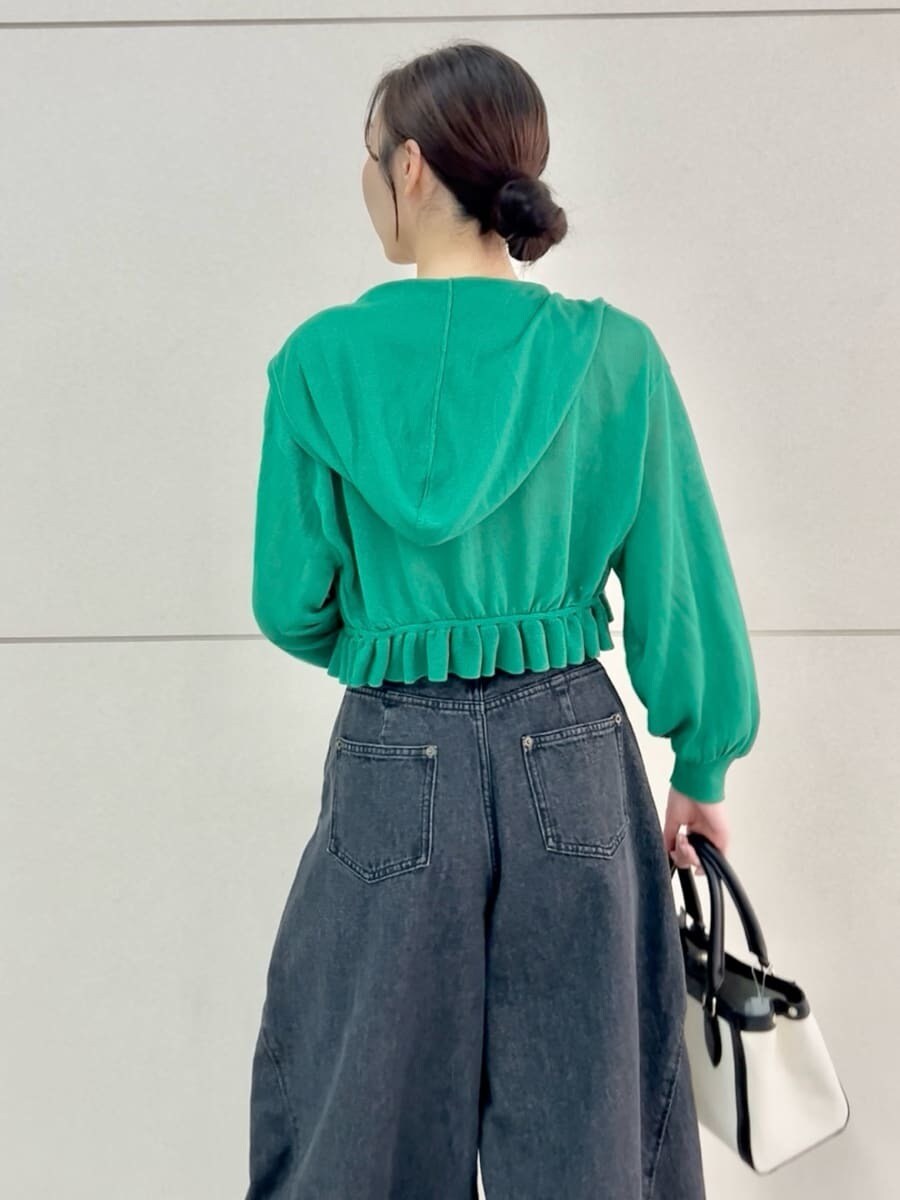 ブラック系のデニムパンツ、ベージュ系のニット/セーター、ブラック系のハンドバッグを着用したレディースの夏コーディネートの8枚目の写真