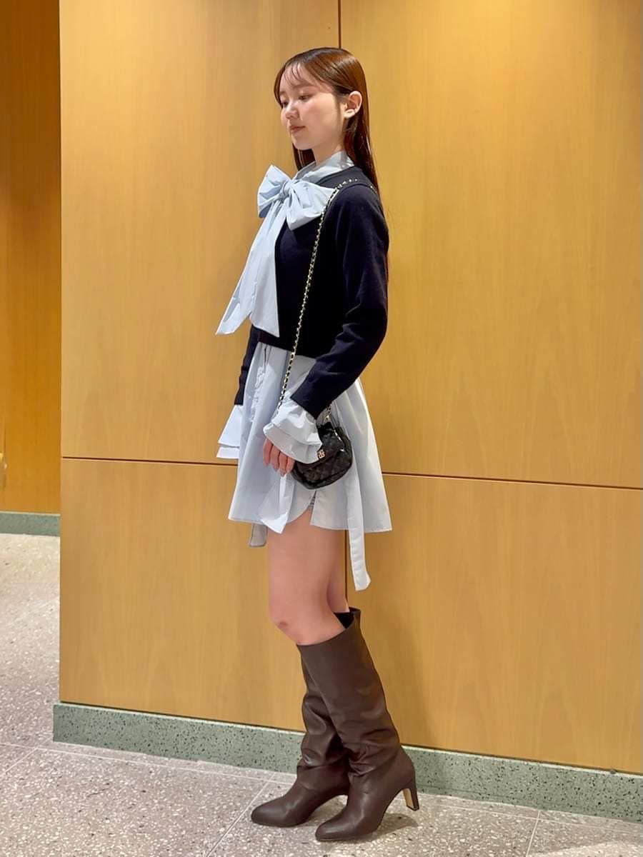 ブラック系のショルダーバッグ、その他のテーラードジャケット、ブルー系のその他トップスを着用したレディースの秋コーディネートの5枚目の写真