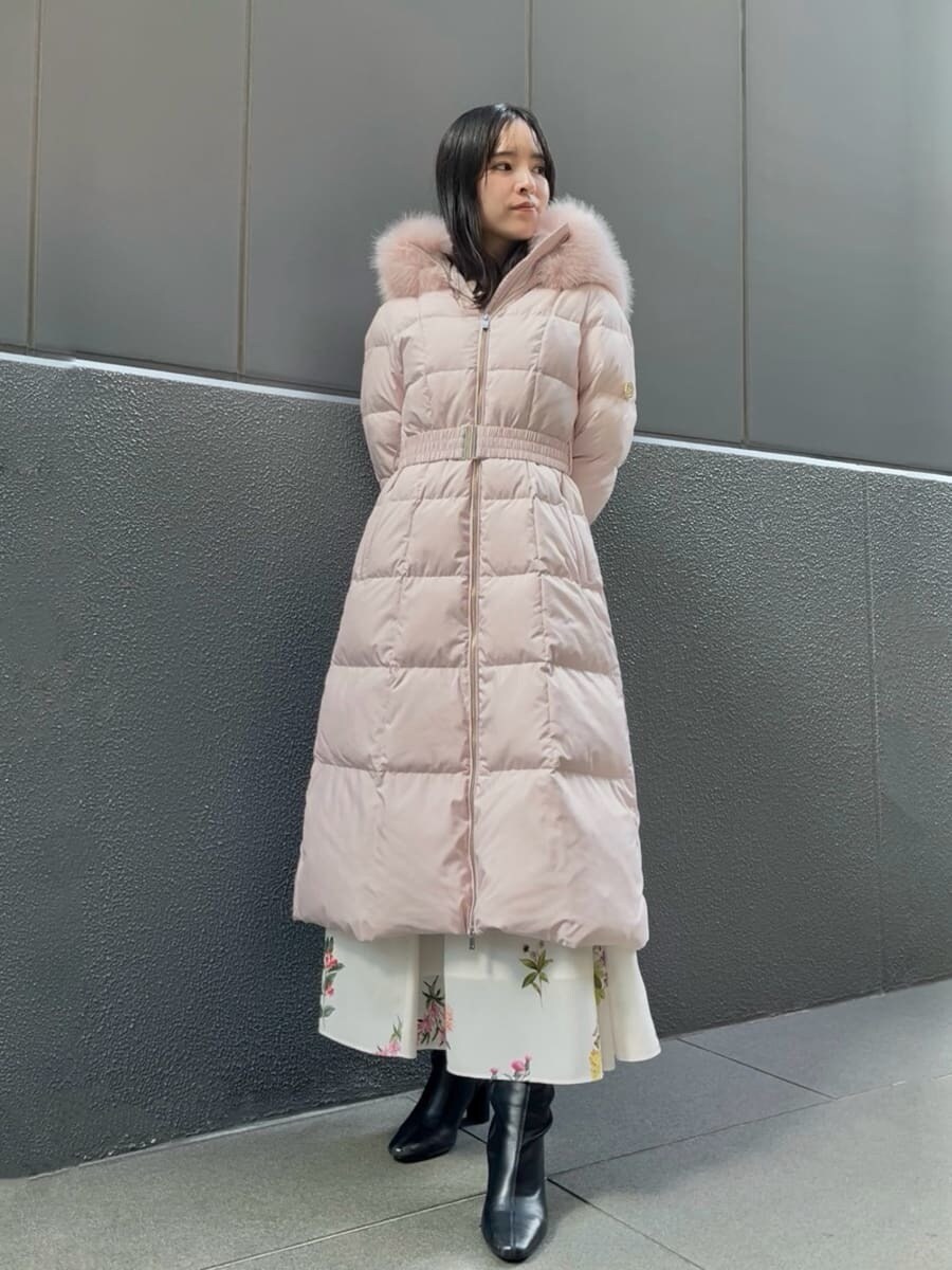 ブラック系のブーツ、ピンク系のダウンジャケット/コート、ブラック系のハンドバッグを着用したレディースの冬コーディネートの3枚目の写真