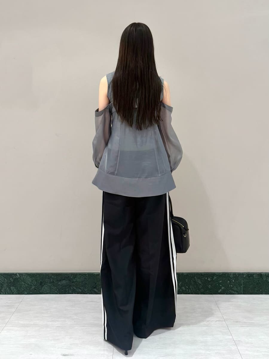 グレー系のニット/セーター、ブラック系のその他パンツ、ブラック系のパンプスを着用したレディースの春コーディネートの3枚目の写真