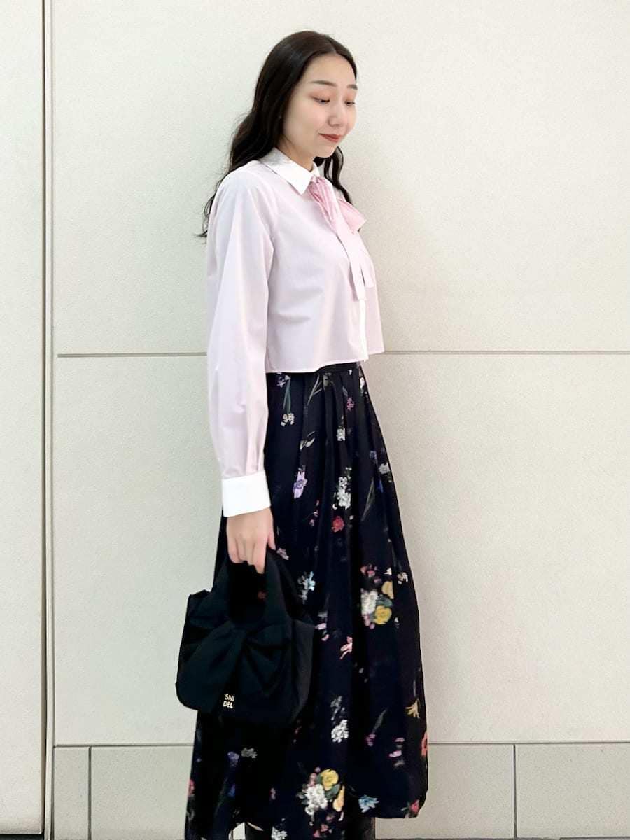 ブルー系のスカート、ピンク系のシャツ/ブラウスを着用したレディースの冬コーディネートの6枚目の写真