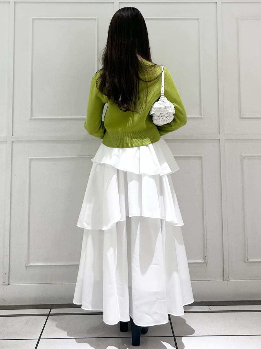 ブラック系のブーツ、イエロー系のワンピース、その他のイヤリングを着用したレディースの冬コーディネートの3枚目の写真