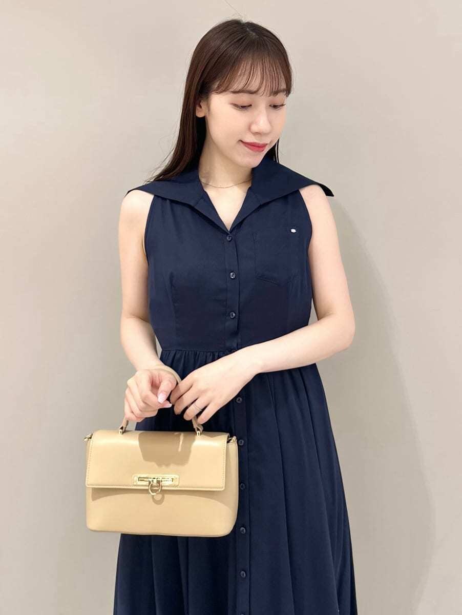 ブルー系のワンピース、ベージュ系のショルダーバッグを着用したレディースの夏コーディネートの2枚目の写真