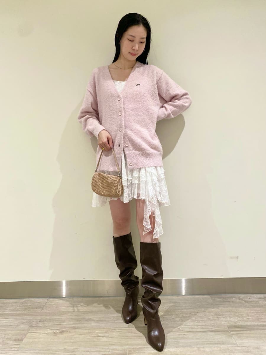 ホワイト系のワンピース、ピンク系のカーディガン/ボレロを着用したレディースの冬コーディネートの6枚目の写真