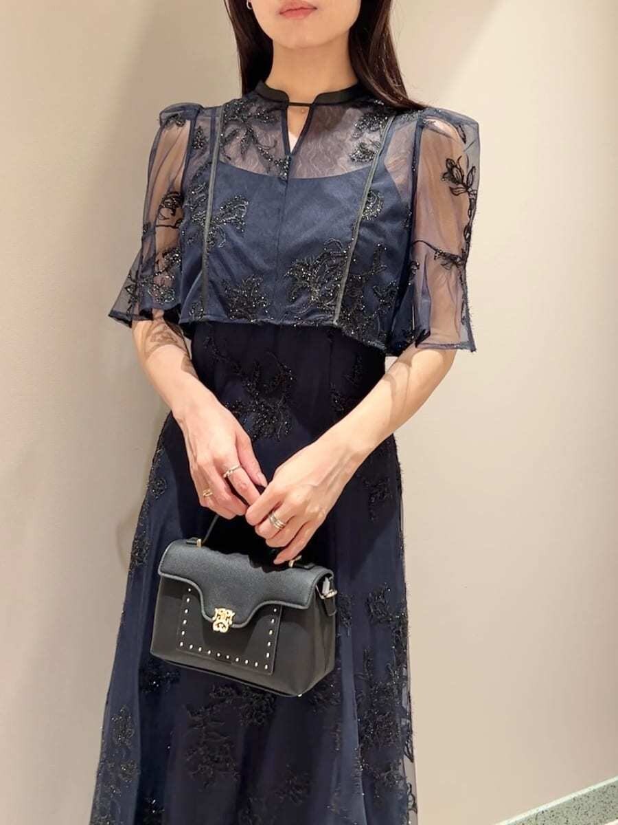 ブルー系のワンピース、ブラック系のショルダーバッグを着用したレディースの秋コーディネートの4枚目の写真