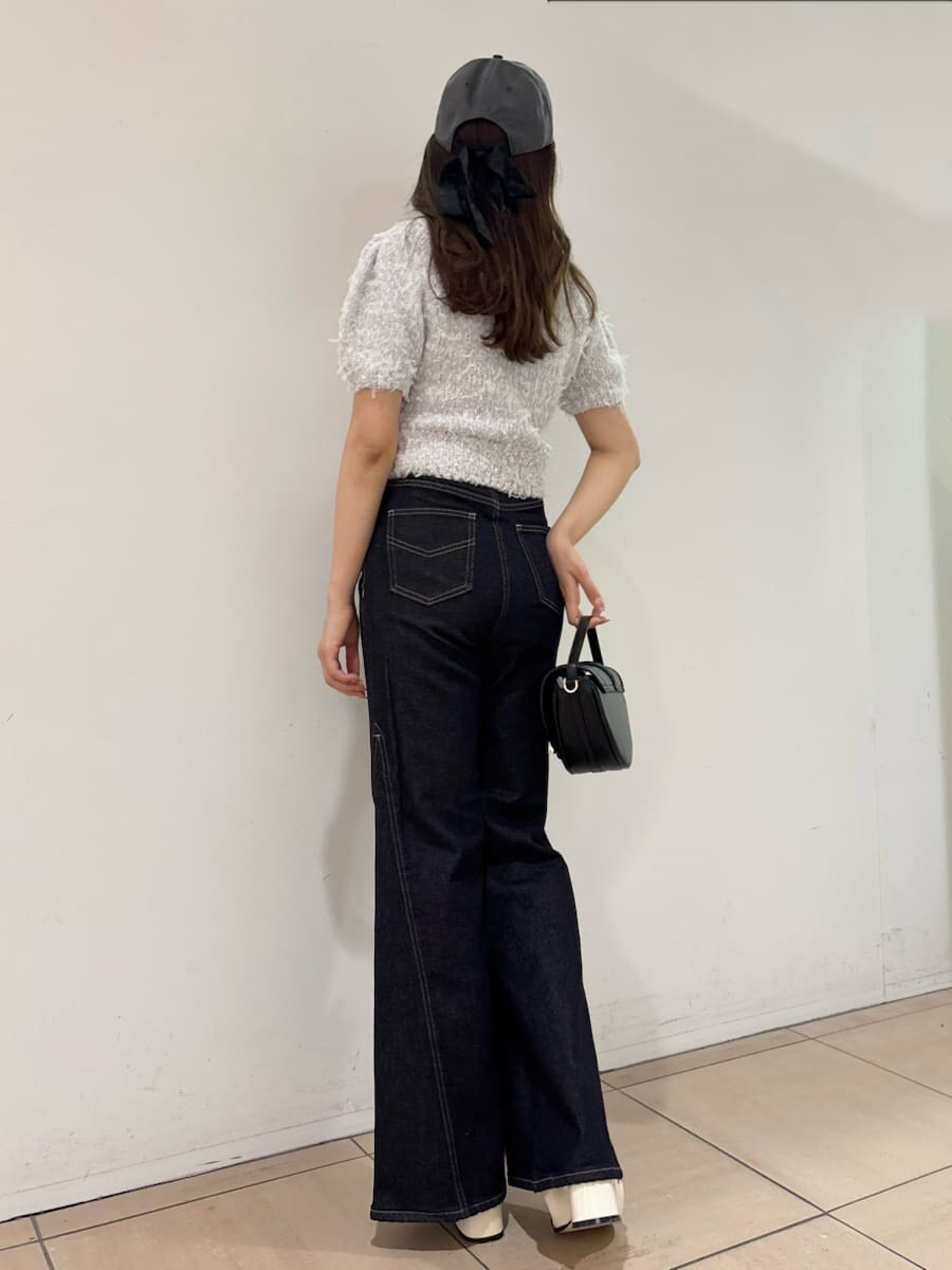 グレー系のニット/セーター、ブルー系のデニムパンツ、その他のパンプスを着用したレディースの夏コーディネートの4枚目の写真