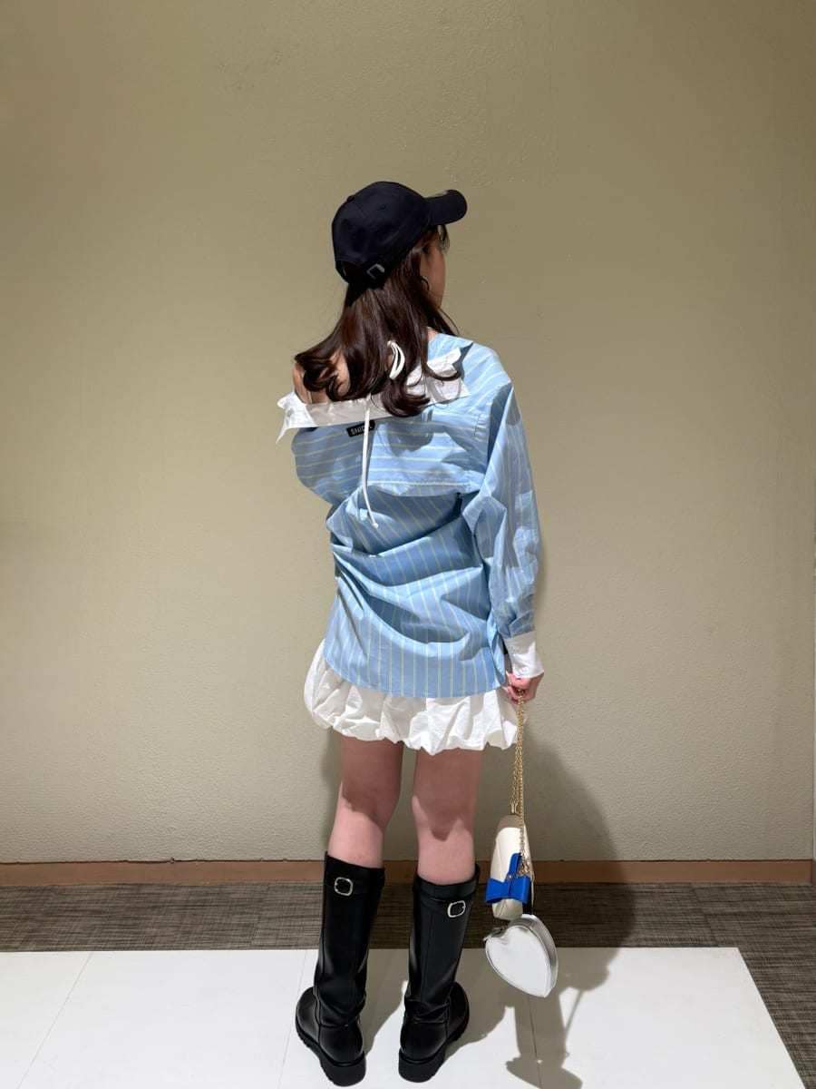 ブルー系のワンピース、ブルー系のシャツ/ブラウス、ホワイト系のショルダーバッグを着用したレディースの春コーディネートの3枚目の写真