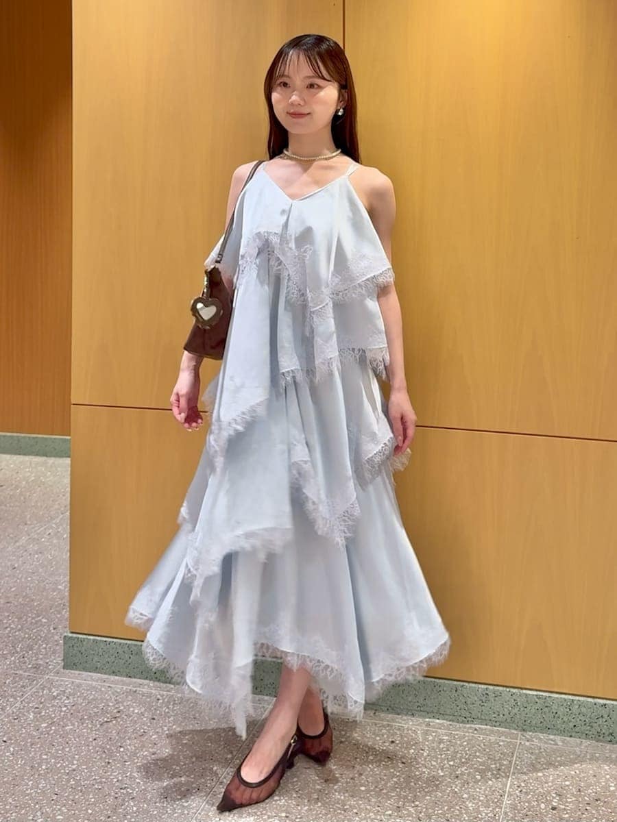 ブルー系のワンピース、ブラウン系のショルダーバッグ、その他のネックレスを着用したレディースの夏コーディネートの2枚目の写真