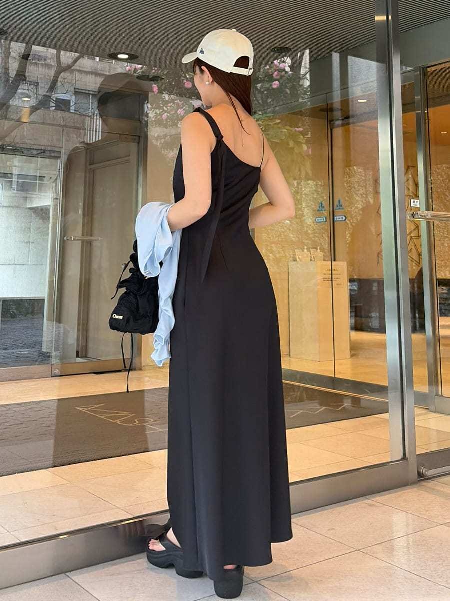 ブラック系のワンピース、ブルー系のカーディガン/ボレロ、ホワイト系のキャップを着用したレディースの春コーディネートの6枚目の写真