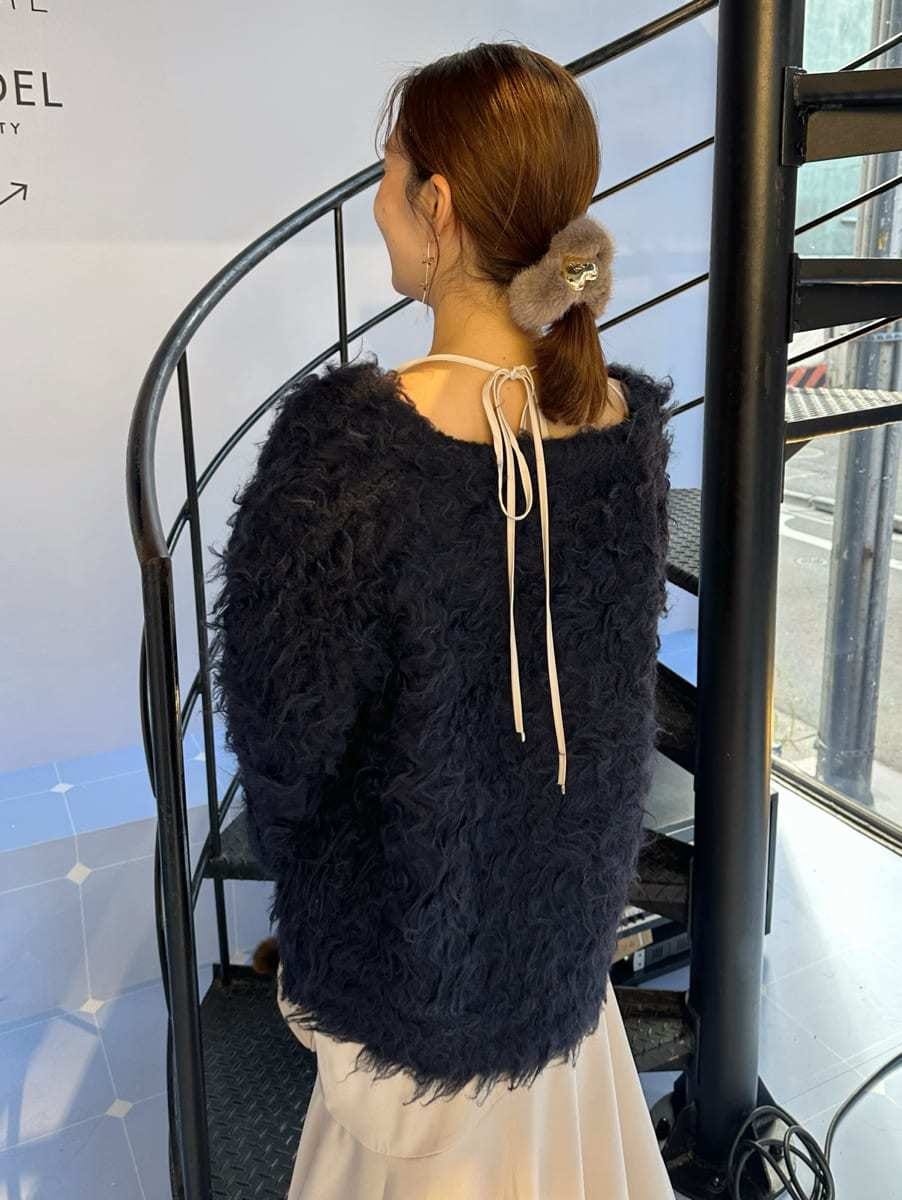 ホワイト系のワンピース、ブルー系のカーディガン/ボレロ、ホワイト系のボストンバッグを着用したレディースの秋コーディネートの5枚目の写真