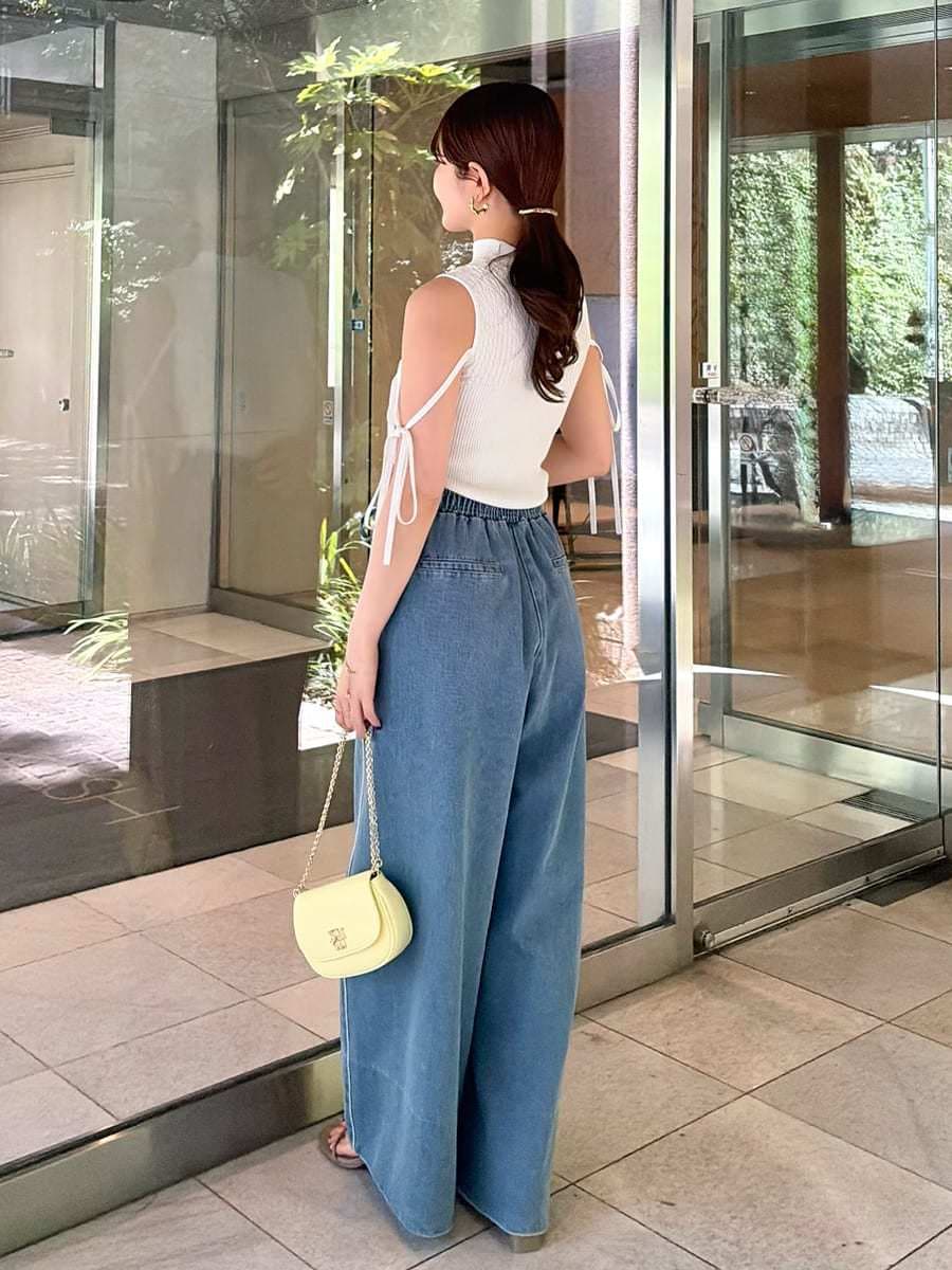 ブラウン系のサンダル、イエロー系のショルダーバッグ、ブルー系のその他パンツを着用したレディースの春コーディネートの3枚目の写真