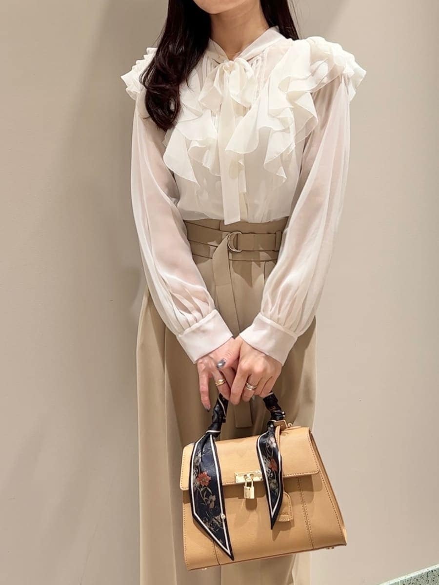 ホワイト系のシャツ/ブラウス、イエロー系のハンドバッグ、イエロー系のローファーを着用したレディースの秋コーディネートの2枚目の写真