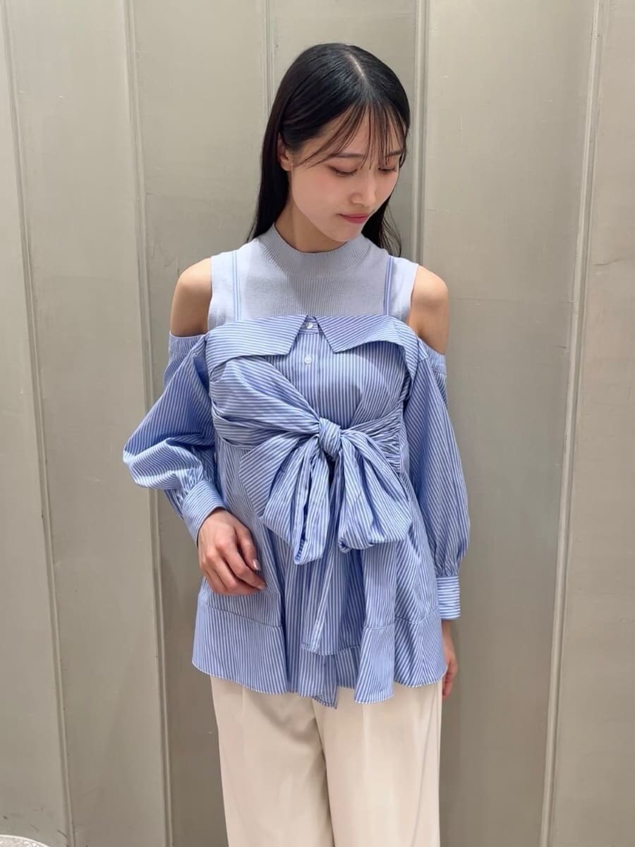 ホワイト系のその他パンツ、ブルー系のニット/セーター、ブラック系のパンプスを着用したレディースの春コーディネートの2枚目の写真