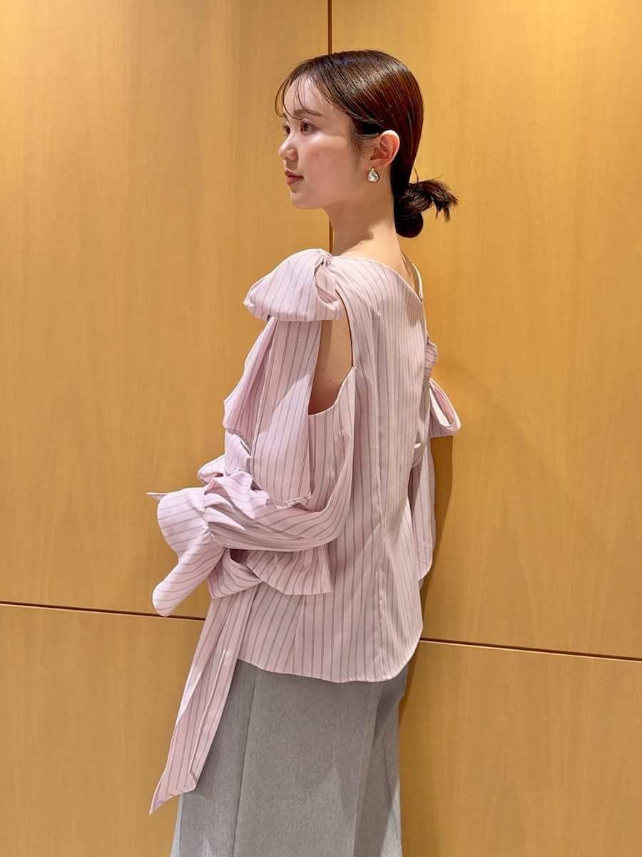 ブラック系のショルダーバッグ、グレー系のその他パンツ、シルバー系のピアス（両耳用）を着用したレディースの冬コーディネートの5枚目の写真