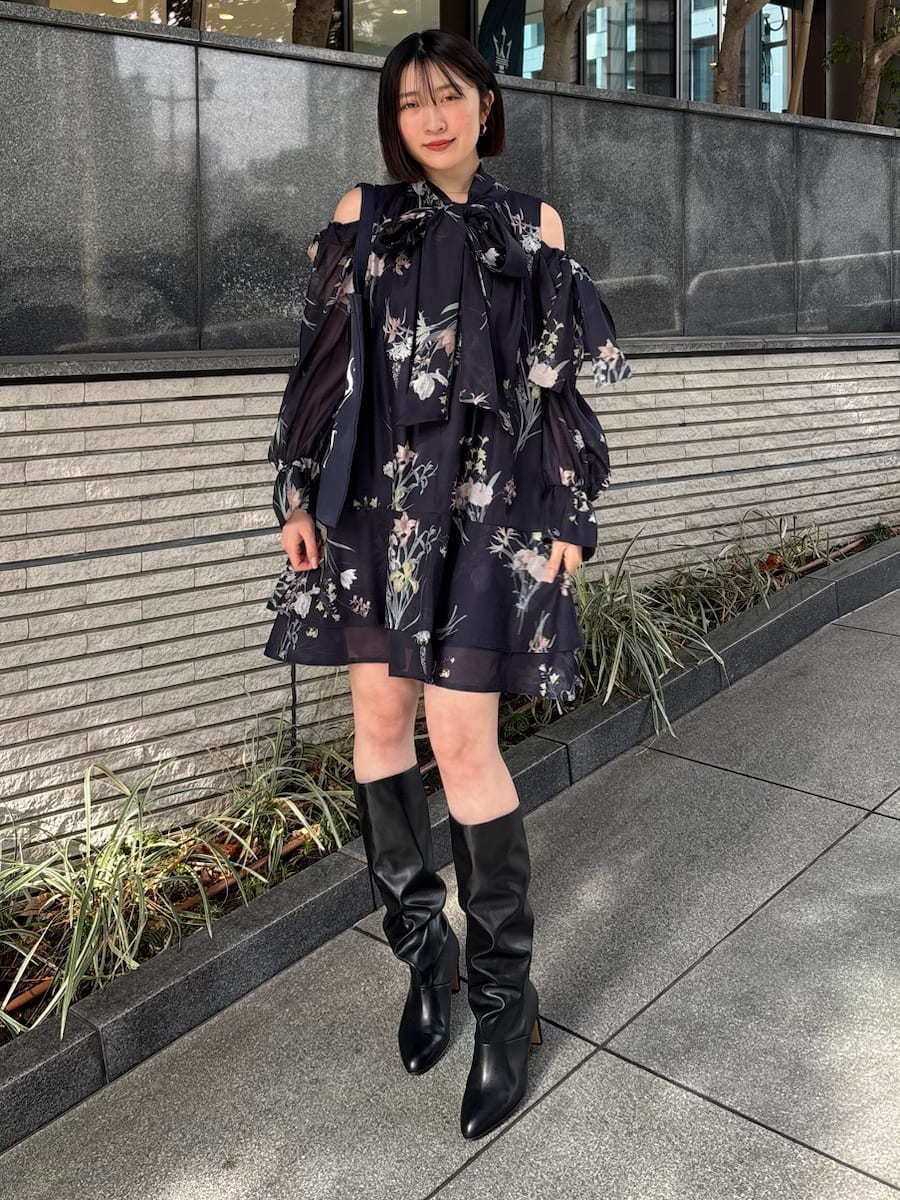 ブラック系のブーツ、ブルー系のワンピース、ブルー系のトートバッグを着用したレディースの冬コーディネートの2枚目の写真