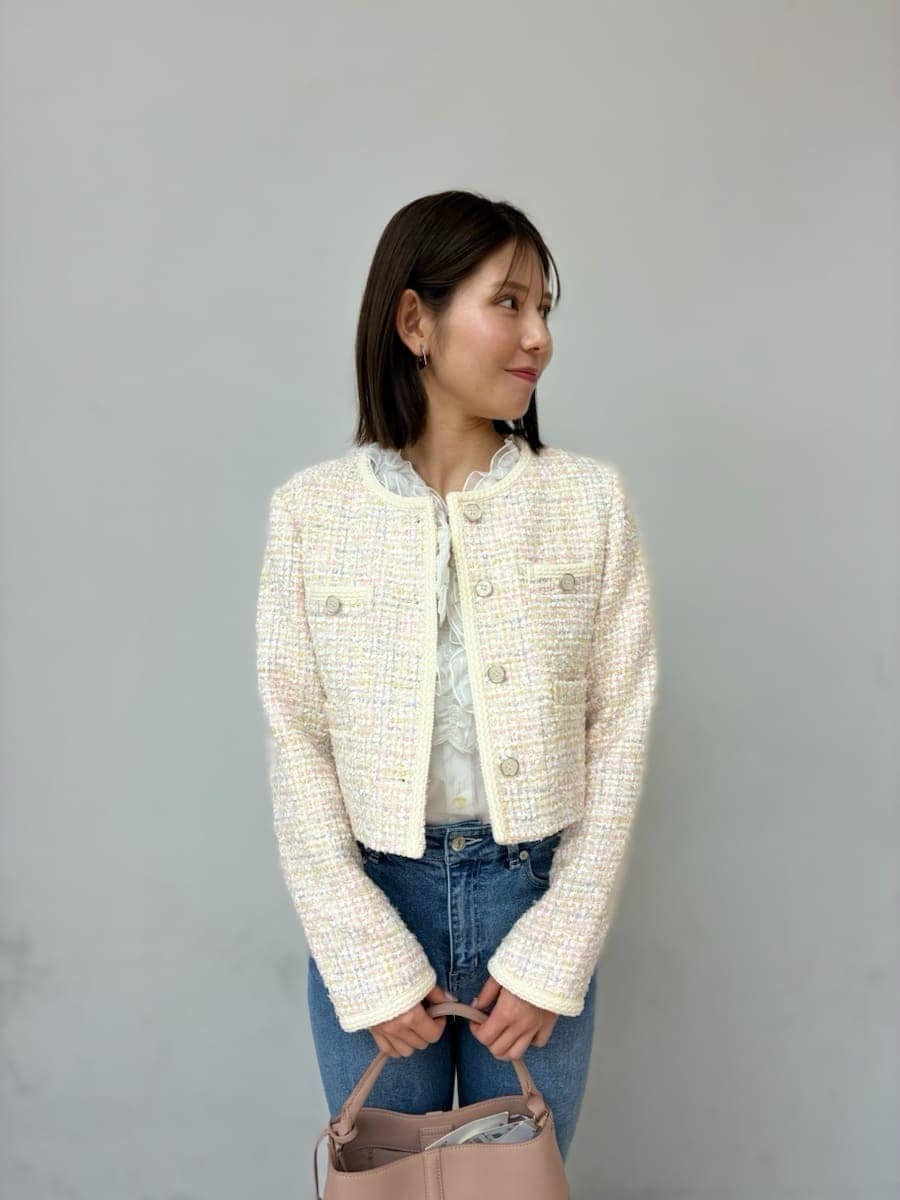 ピンク系のショルダーバッグ、ブルー系のその他パンツ、その他のノーカラージャケットを着用したレディースの冬コーディネートの3枚目の写真