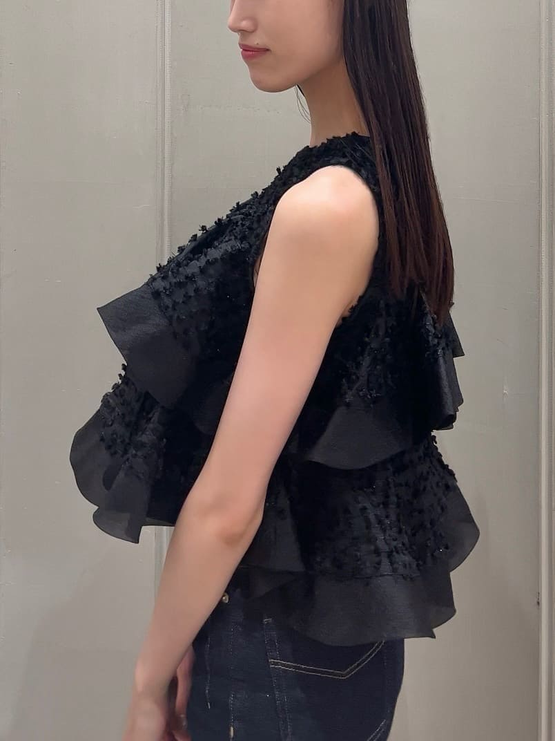 ブルー系のその他パンツ、ブラック系のシャツ/ブラウス、ホワイト系のハンドバッグを着用したレディースの春コーディネートの3枚目の写真