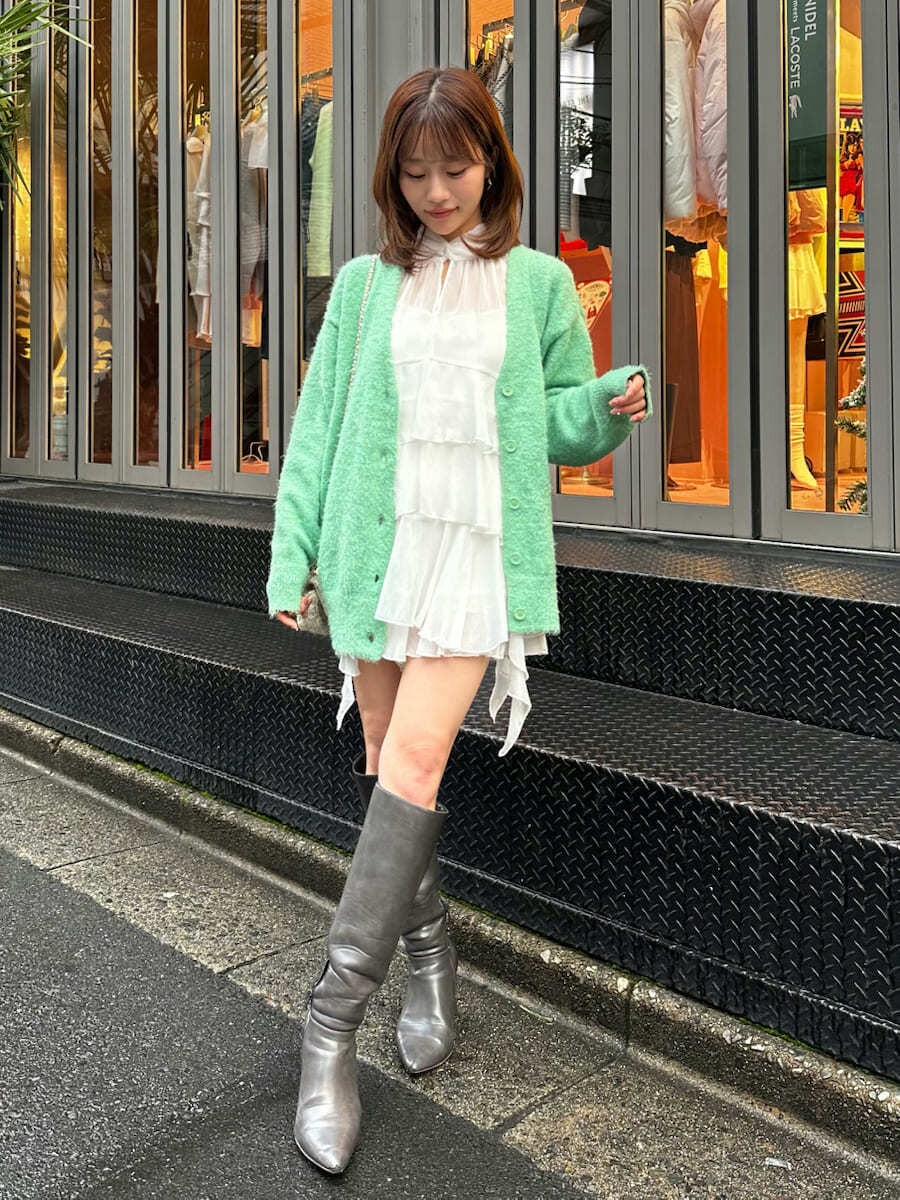 グリーン系のカーディガン/ボレロ、ホワイト系のシャツ/ブラウス、ホワイト系のその他パンツを着用したレディースの秋コーディネートの3枚目の写真