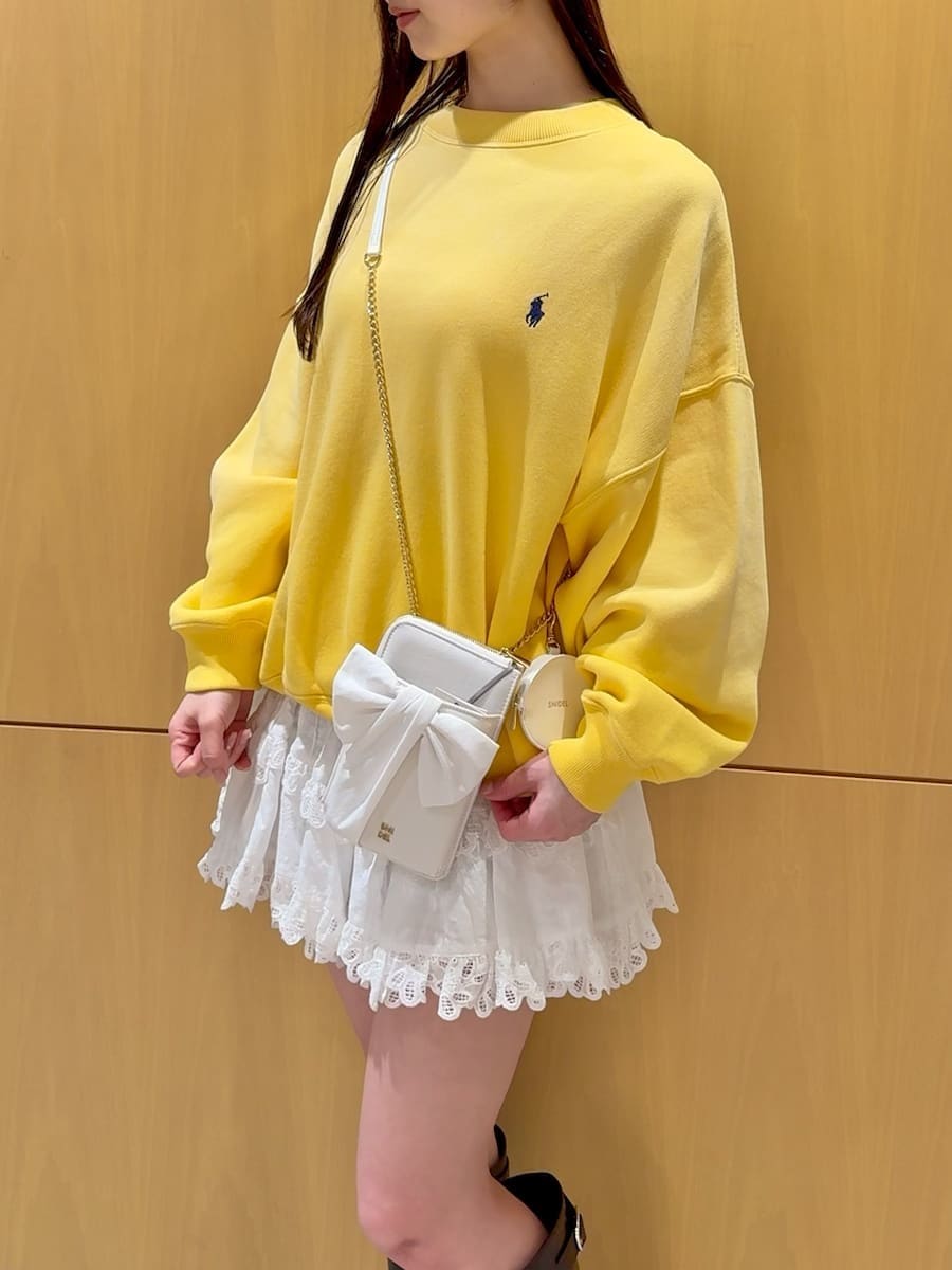 ホワイト系のその他パンツ、イエロー系のスウェット、ホワイト系のショルダーバッグを着用したレディースの春コーディネートの7枚目の写真