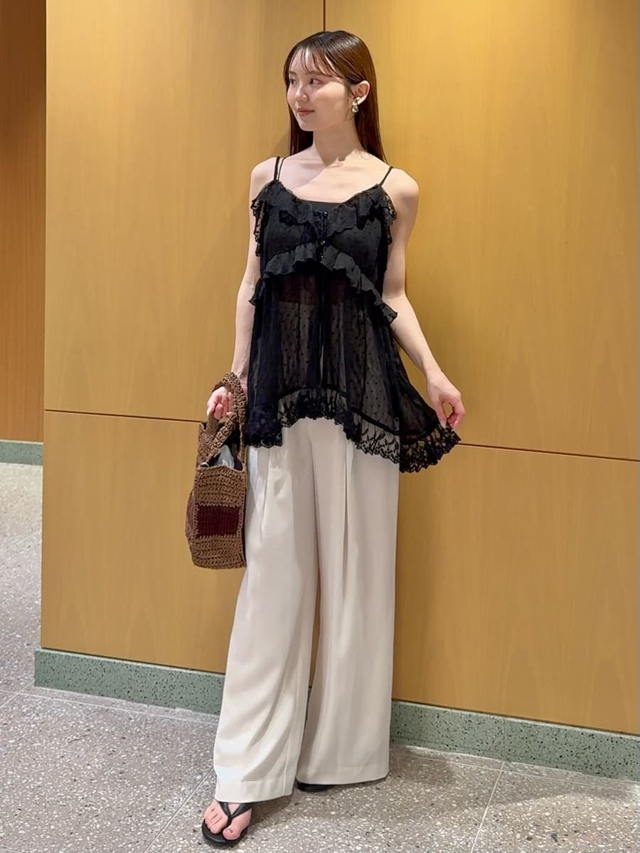 ホワイト系のその他パンツ、ブラウン系のトートバッグ、ブラック系の水着を着用したレディースの夏コーディネートの4枚目の写真