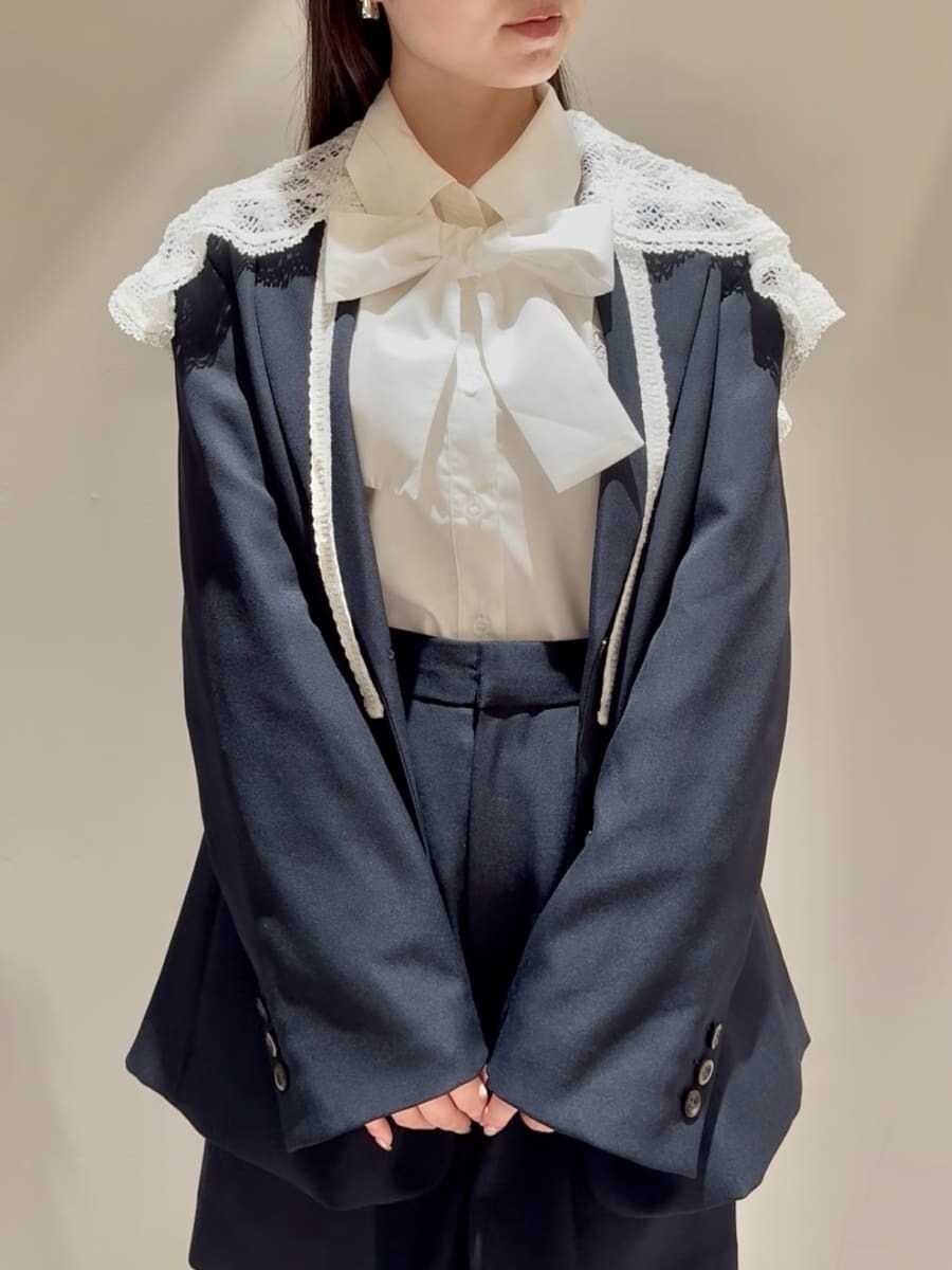 ブルー系のテーラードジャケット、ホワイト系のシャツ/ブラウス、ブルー系のその他パンツを着用したレディースの秋コーディネートの5枚目の写真