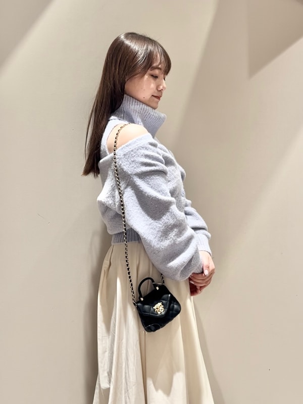 ブルー系のニット/セーター、ブルー系のカーディガン/ボレロ、ホワイト系のスカートを着用したレディースの秋コーディネートの4枚目の写真