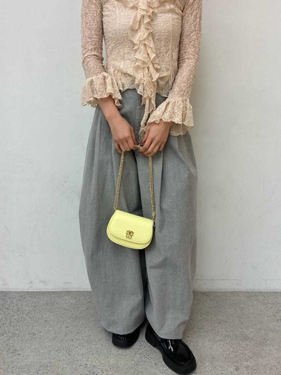 ピンク系のTシャツ/カットソー、イエロー系のショルダーバッグ、ブラック系のその他シューズを着用したレディースの冬コーディネートの7枚目の写真