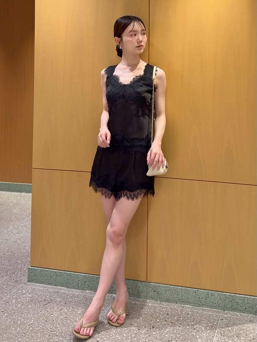 ホワイト系のテーラードジャケット、ブラック系のキャミソール、ブラック系のその他パンツを着用したレディースの夏コーディネートの6枚目の写真