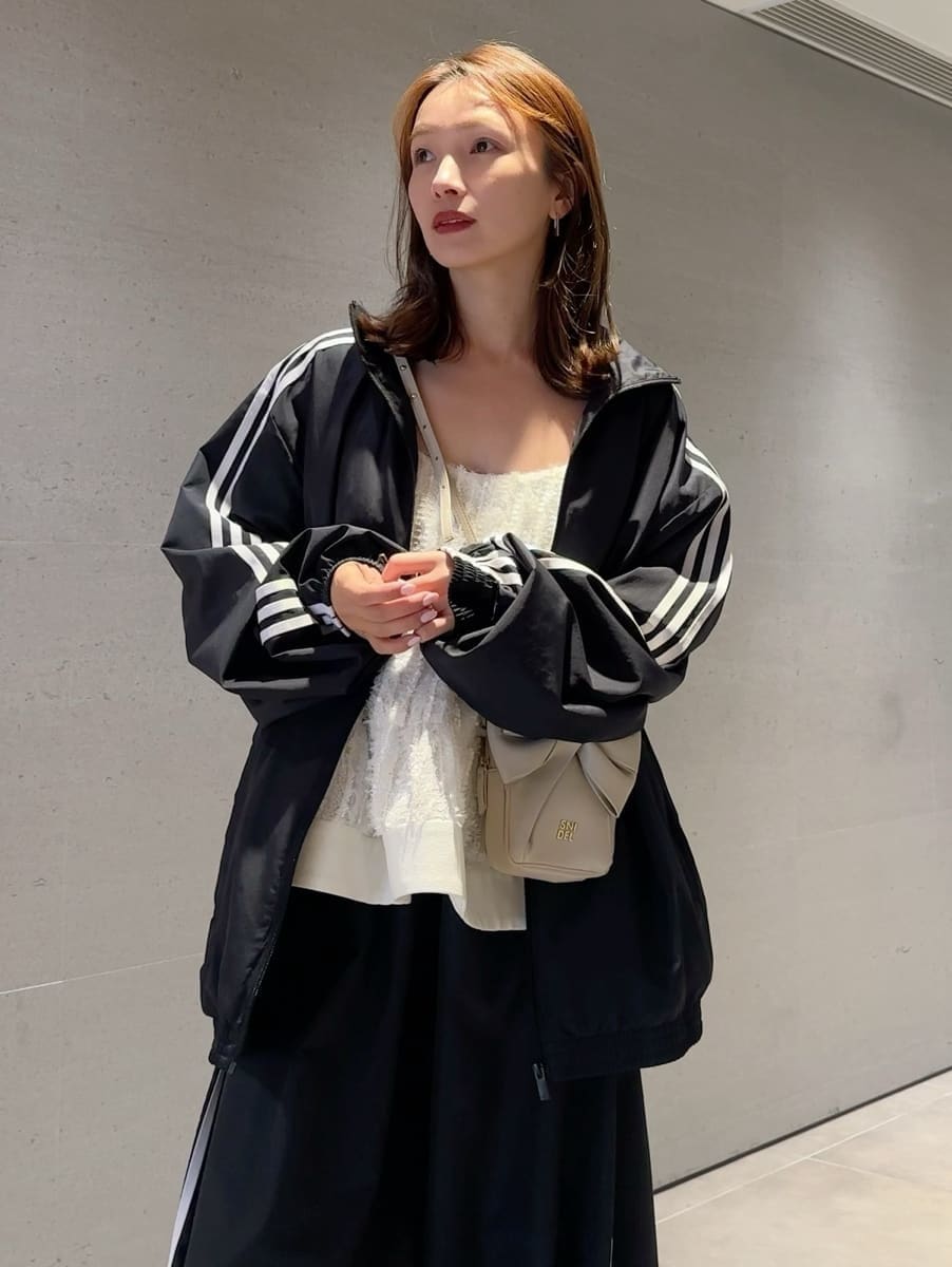 ホワイト系のその他トップス、ブラック系のその他パンツ、ブラック系のブルゾンを着用したレディースの春コーディネートの5枚目の写真