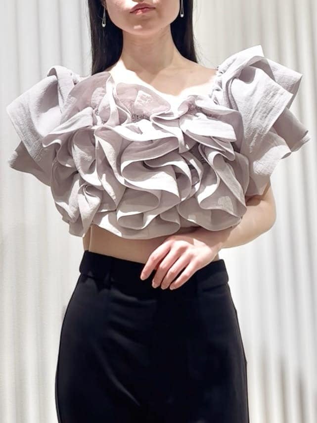 ブラック系のその他パンツ、グレー系のシャツ/ブラウス、ホワイト系のショルダーバッグを着用したレディースの春コーディネートの4枚目の写真