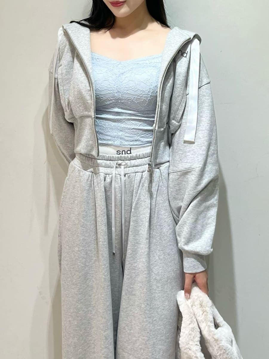 グレー系のその他パンツ、ブルー系のキャミソール、グレー系のパーカーを着用したレディースの秋コーディネートの3枚目の写真