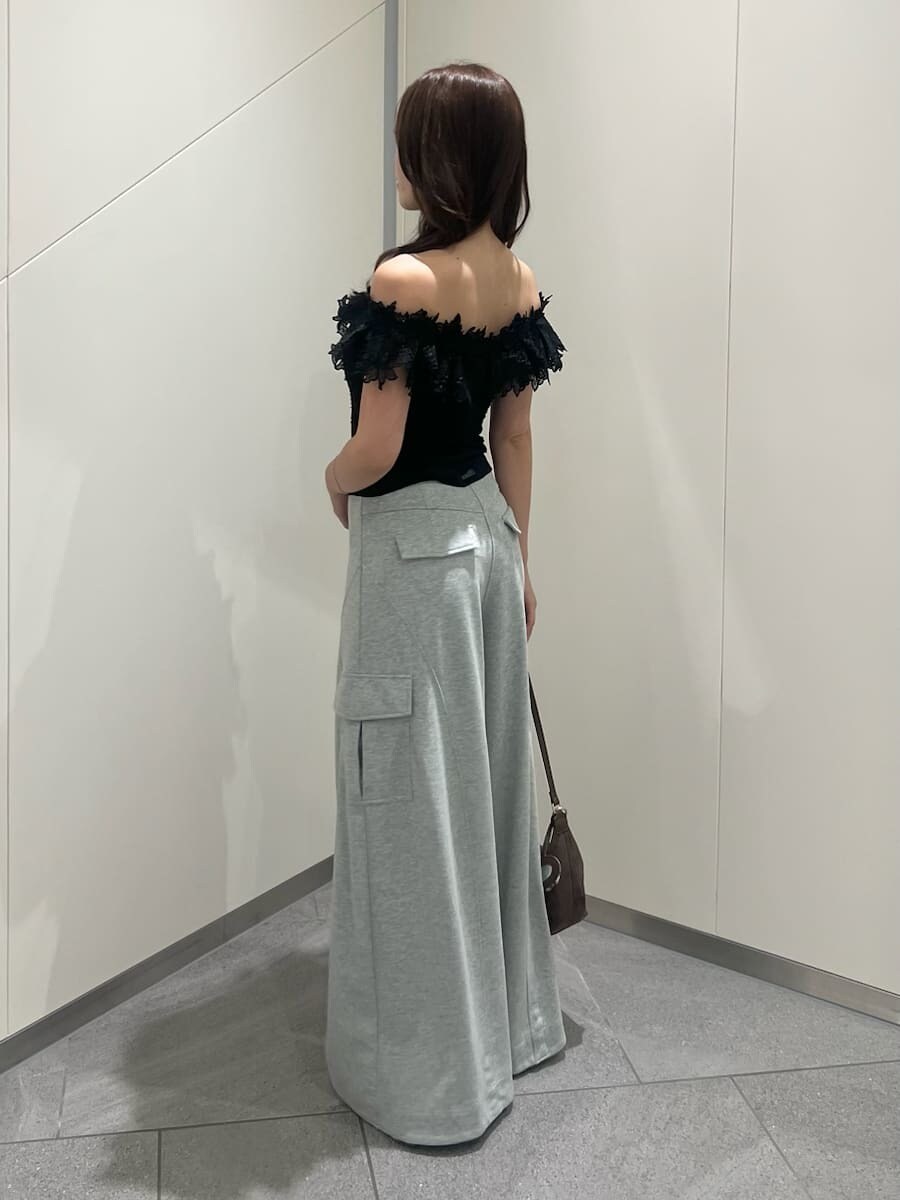 グレー系のその他パンツ、ブラック系のTシャツ/カットソー、ブラック系のサンダルを着用したレディースの夏コーディネートの3枚目の写真