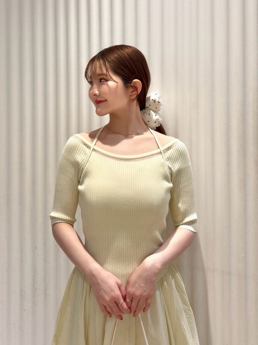 ホワイト系のハンドバッグ、ホワイト系のパンプス、ゴールド系のイヤリングを着用したレディースの春コーディネートの7枚目の写真