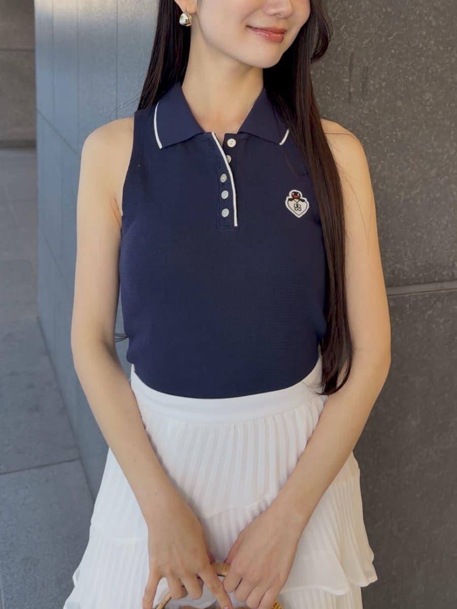 ブラウン系のかごバッグ、ブルー系のTシャツ/カットソー、ブラウン系のサンダルを着用したレディースの夏コーディネートの6枚目の写真