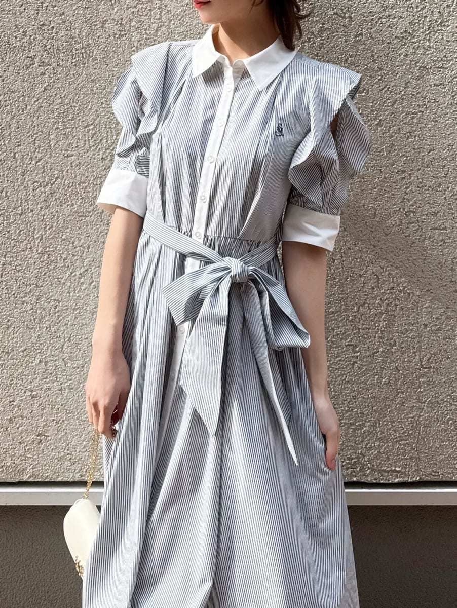 その他のワンピース、ホワイト系のショルダーバッグを着用したレディースの冬コーディネートの3枚目の写真