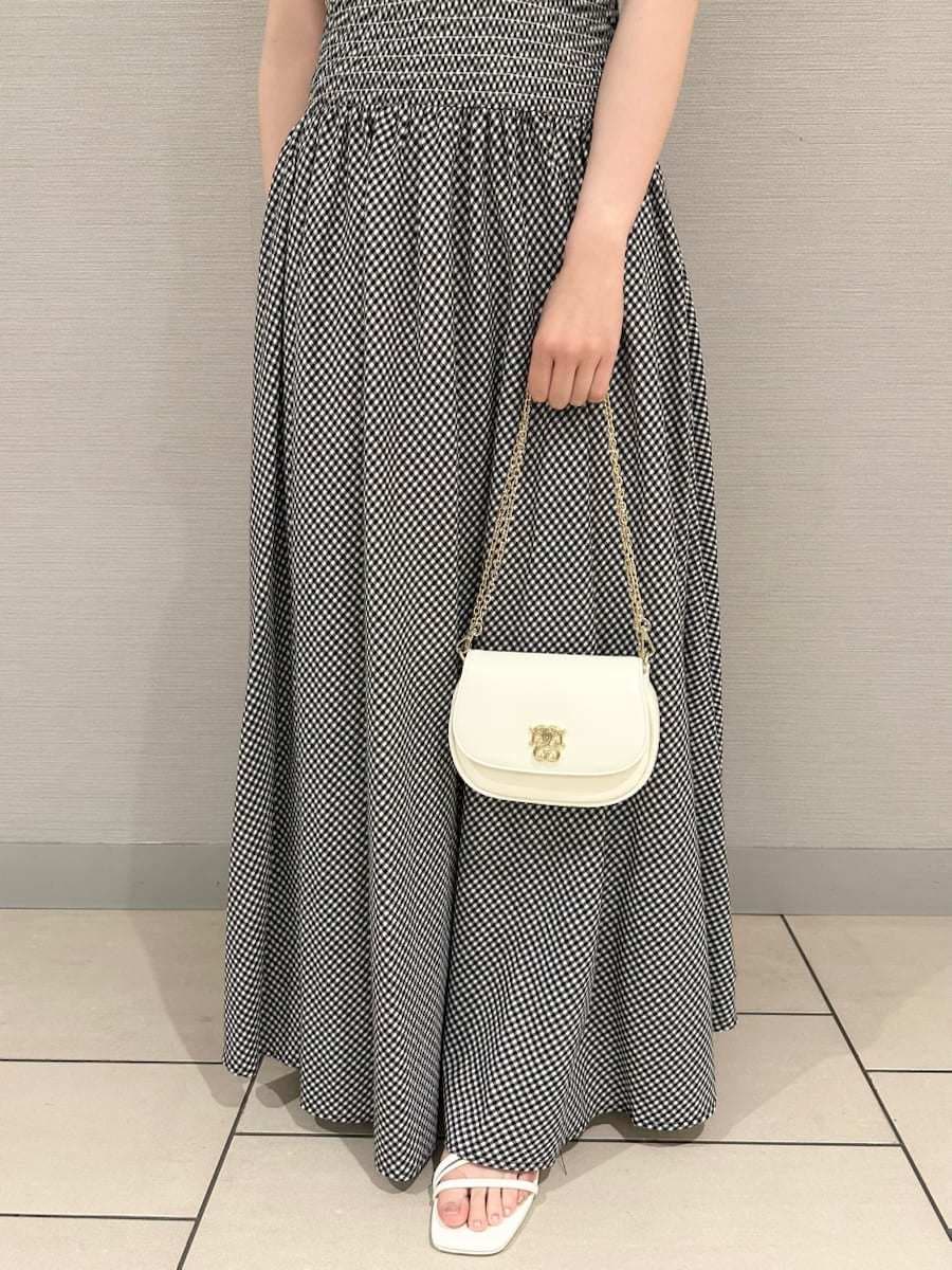 ホワイト系のショルダーバッグ、ホワイト系のワンピース、ホワイト系のサンダルを着用したレディースの夏コーディネートの7枚目の写真