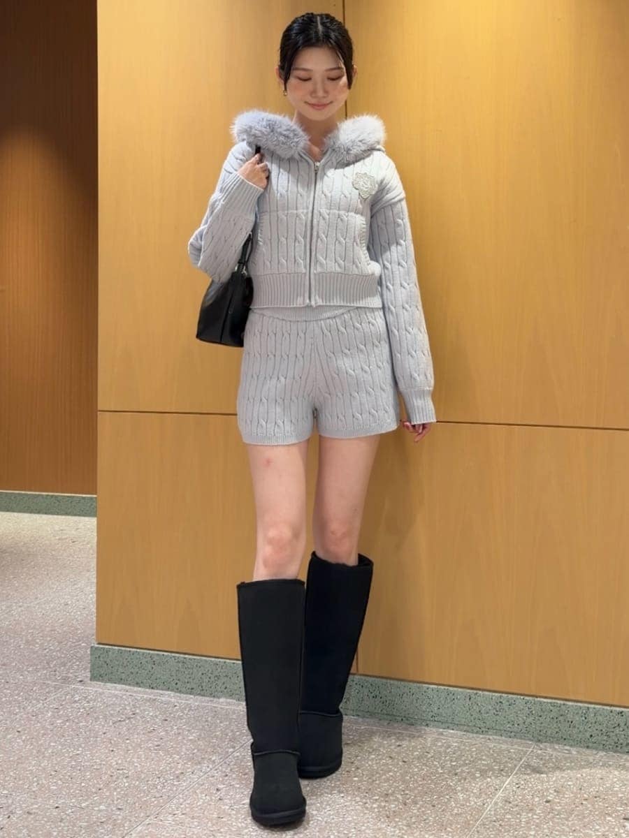 ブルー系のその他パンツ、ブルー系のパーカー、ブラック系のショルダーバッグを着用したレディースの秋コーディネートの2枚目の写真