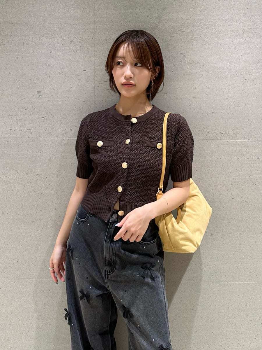 ブラック系のその他パンツ、ブラウン系のカーディガン/ボレロ、その他のパンプスを着用したレディースの夏コーディネートの4枚目の写真
