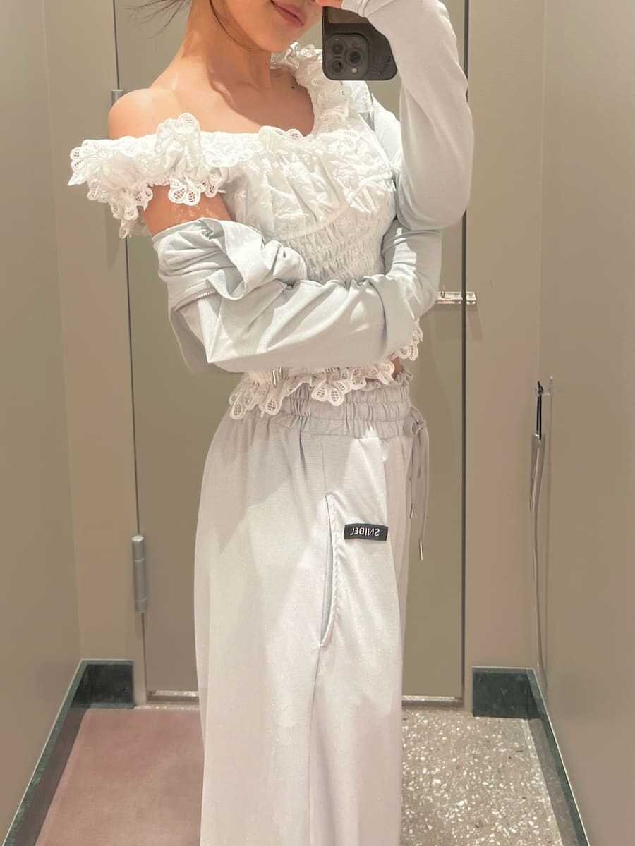 シルバー系のその他パンツ、ホワイト系のシャツ/ブラウス、シルバー系のパーカーを着用したレディースの春コーディネートの7枚目の写真