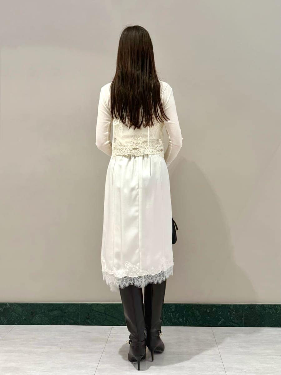 ベージュ系のトレンチコート、ホワイト系のスカート、ホワイト系のその他トップスを着用したレディースの秋コーディネートの9枚目の写真