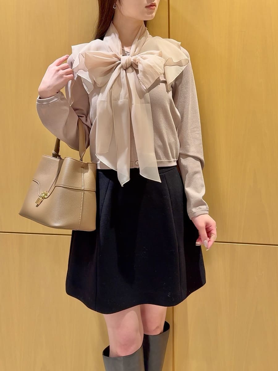 グレー系のブーツ、ピンク系のニット/セーター、ブラック系のスカートを着用したレディースの冬コーディネートの5枚目の写真