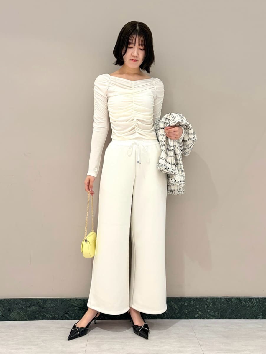 ホワイト系のスウェットパンツ、ホワイト系のノーカラージャケット、ホワイト系のTシャツ/カットソーを着用したレディースの冬コーディネートの2枚目の写真