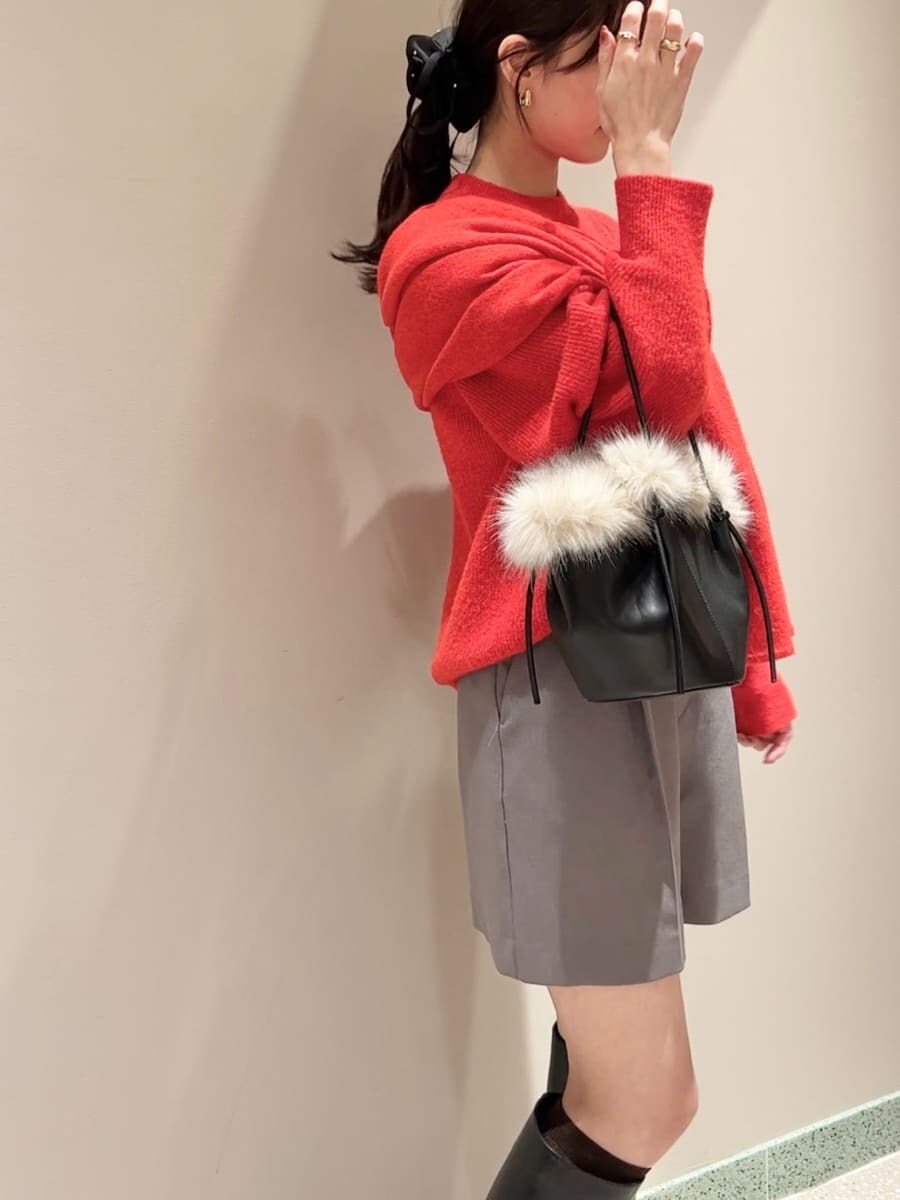 グレー系のその他パンツ、ブラック系のブーツ、レッド系のニット/セーターを着用したレディースの冬コーディネートの6枚目の写真