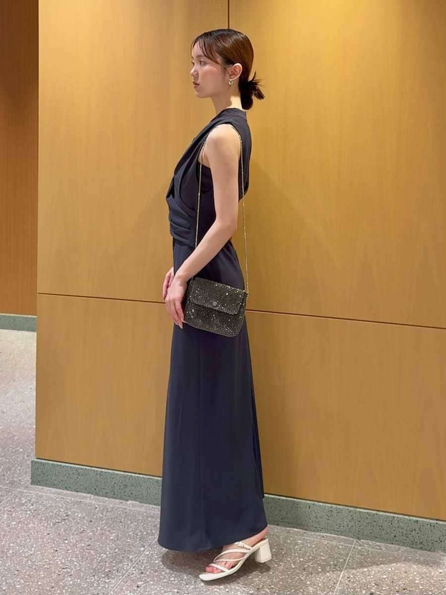 ブルー系のワンピース、ホワイト系のサンダルを着用したレディースの夏コーディネートの2枚目の写真