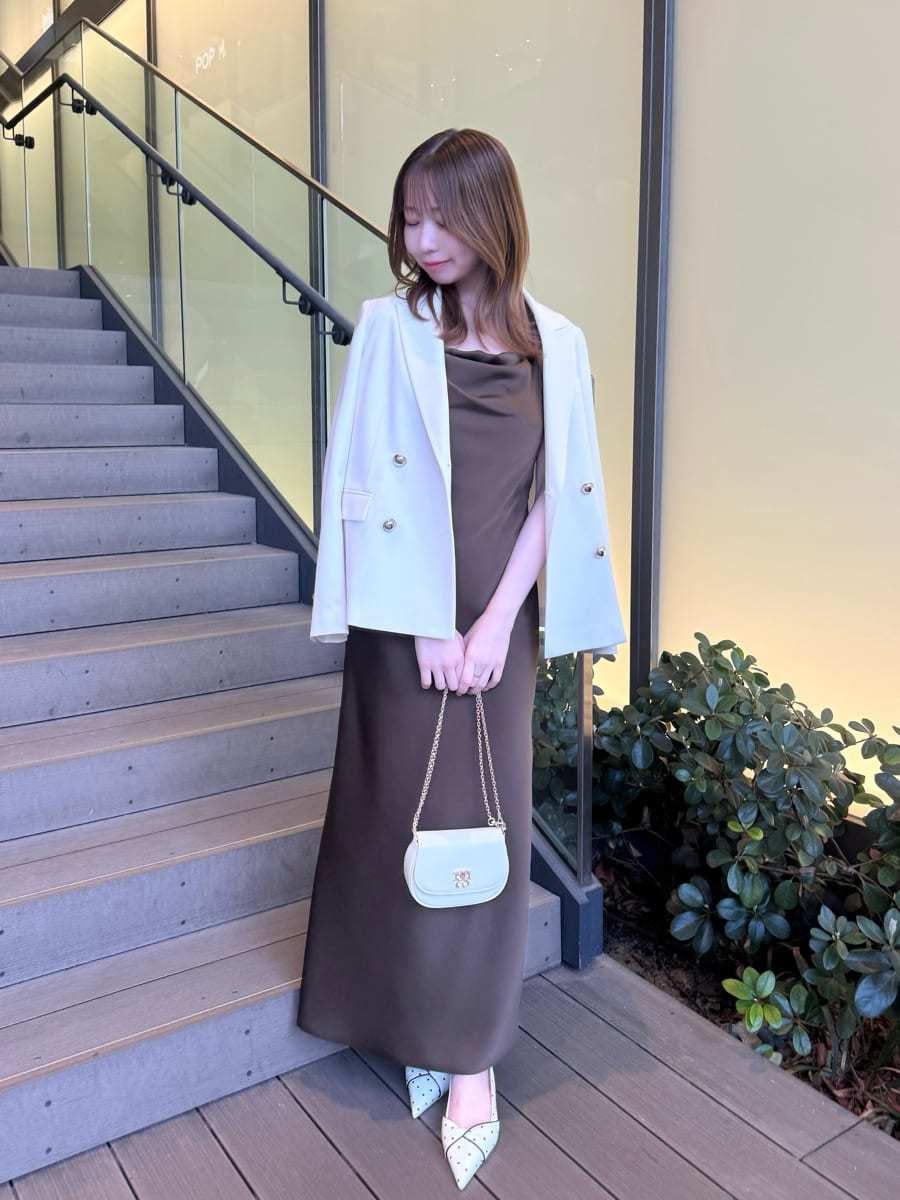 ホワイト系のテーラードジャケット、その他のパンプス、ホワイト系のショルダーバッグを着用したレディースの春コーディネートの2枚目の写真