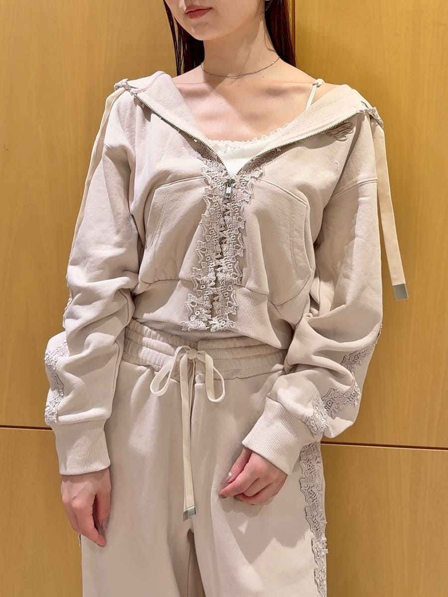 ホワイト系のキャミソール、ピンク系のその他パンツ、ピンク系のパーカーを着用したレディースの夏コーディネートの5枚目の写真