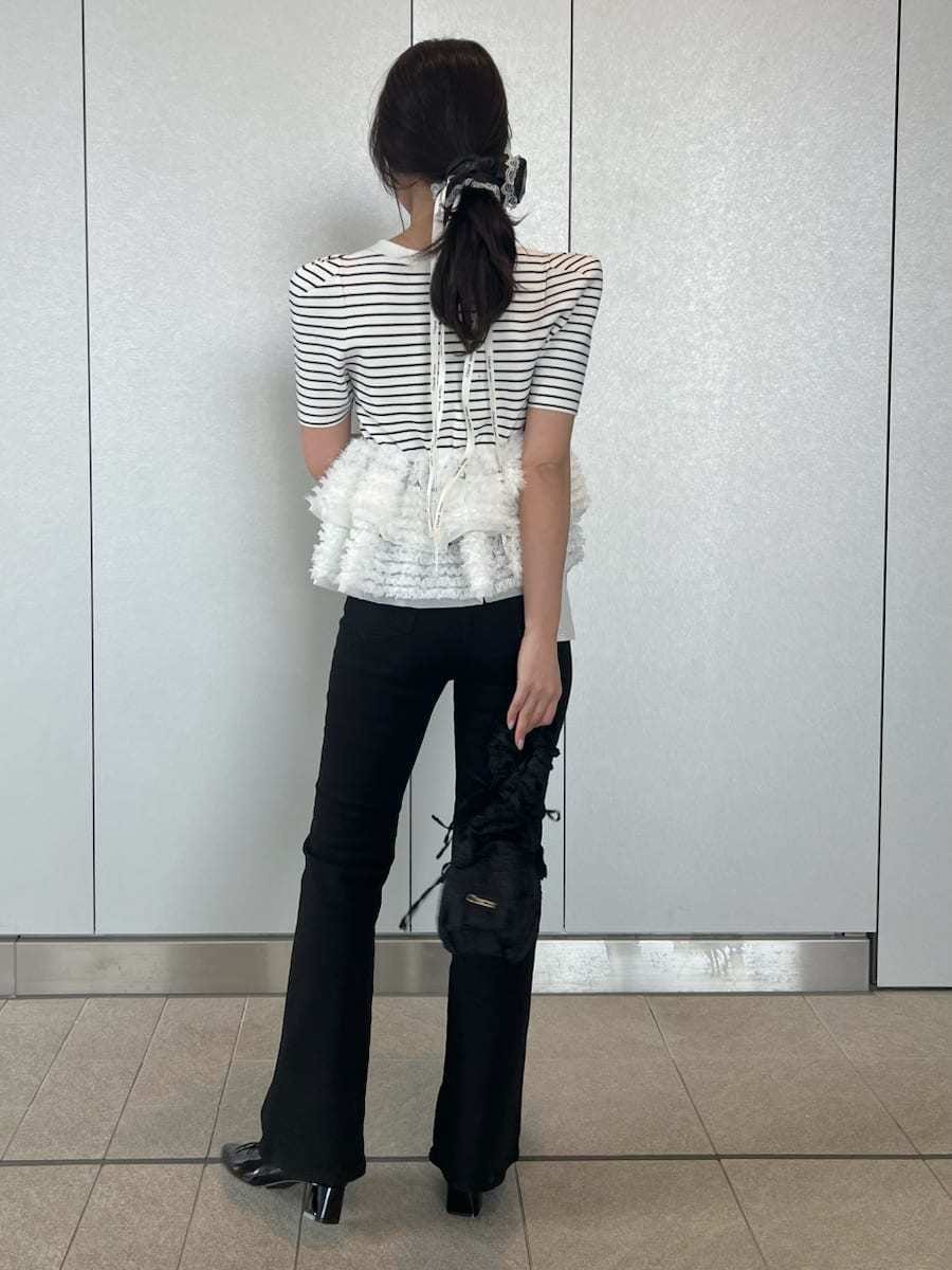 ブラック系のその他パンツ、その他のニット/セーター、ブラック系のパンプスを着用したレディースの春コーディネートの3枚目の写真