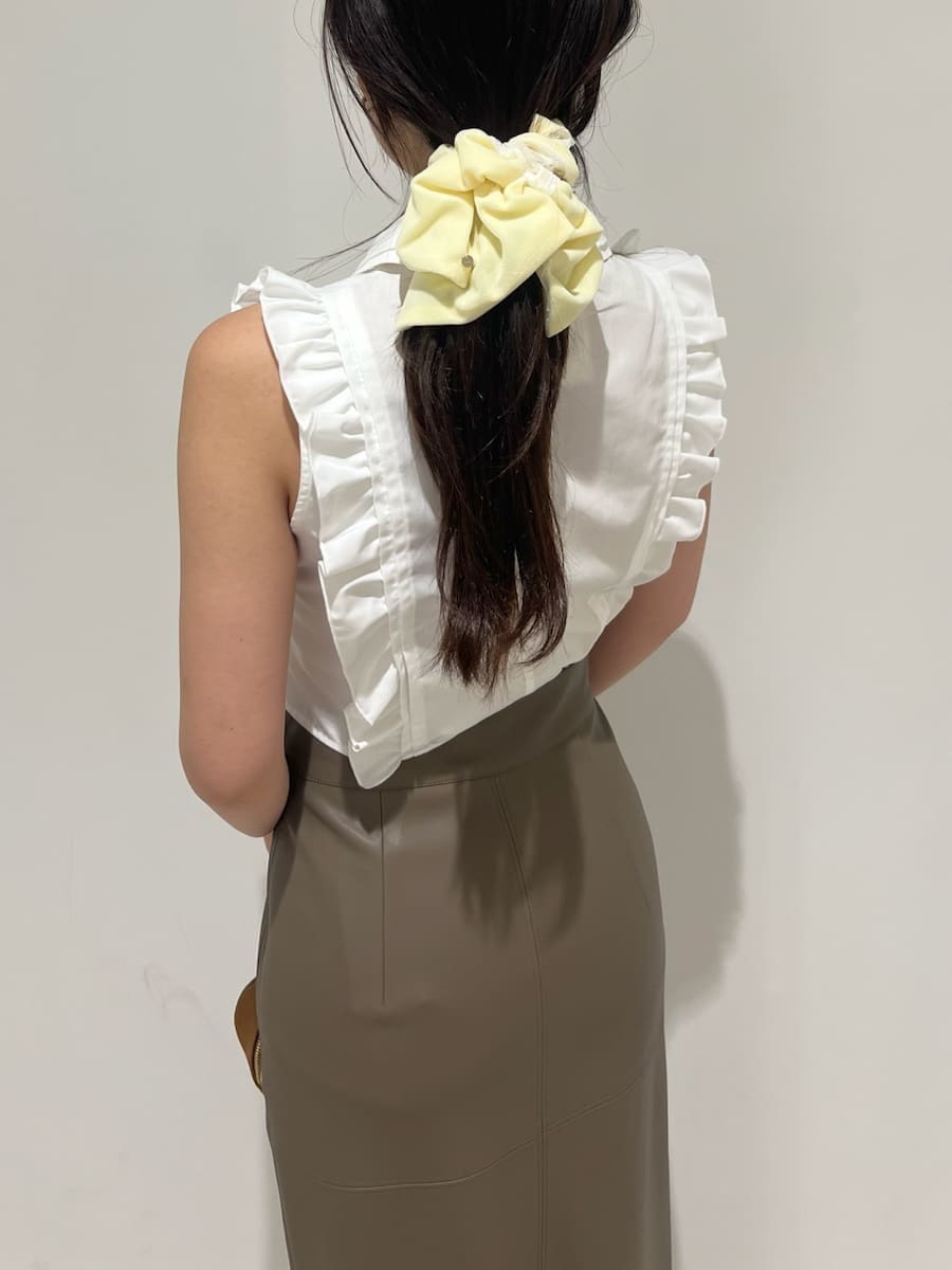 ホワイト系のシャツ/ブラウス、ブラウン系のスカート、イエロー系のローファーを着用したレディースの夏コーディネートの5枚目の写真