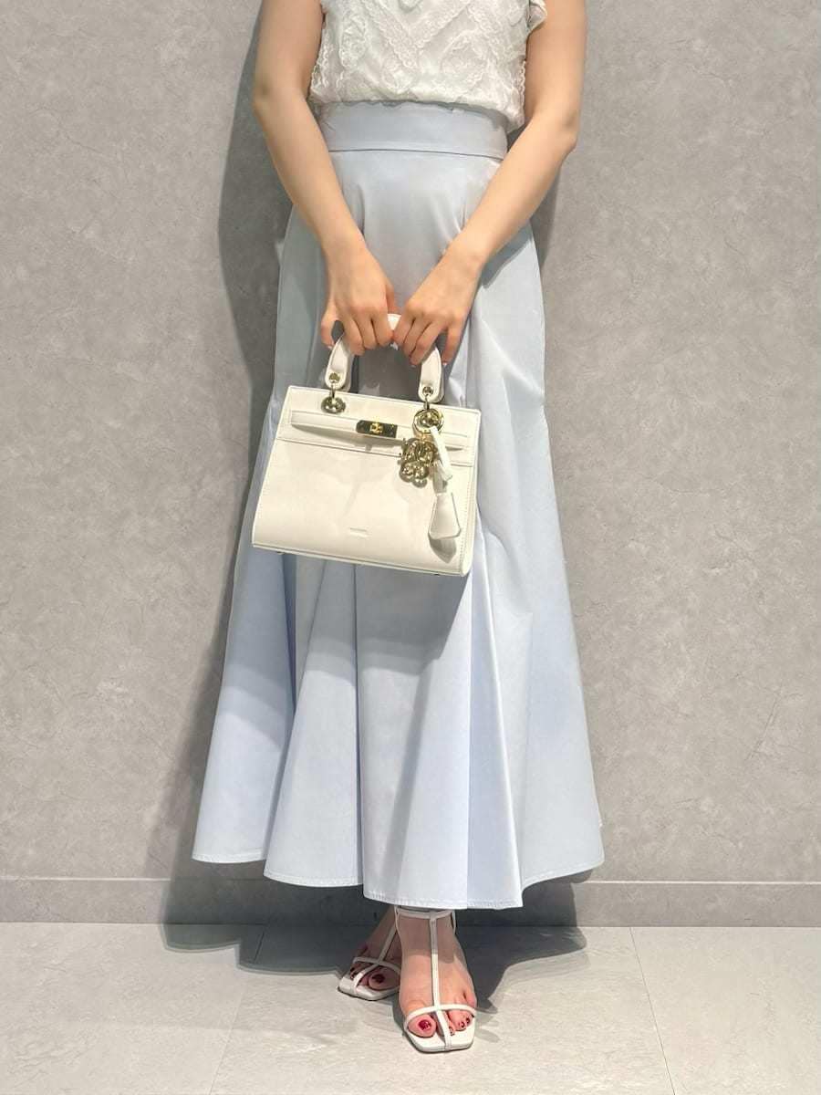 ホワイト系のTシャツ/カットソー、ブルー系のスカート、ホワイト系のサンダルを着用したレディースの夏コーディネートの9枚目の写真